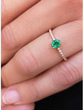 Evelyn: Anillo de Esmeralda y Diamantes en Oro Amarillo 18k