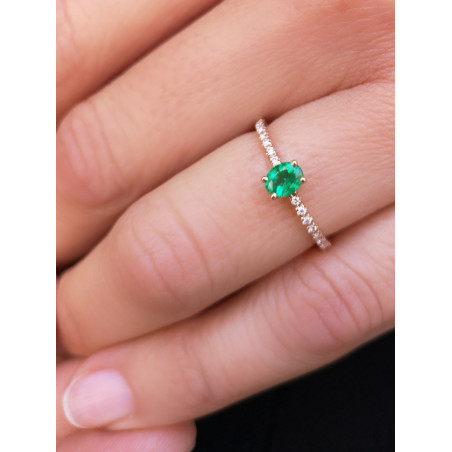 Evelyn: Anillo de Esmeralda y Diamantes en Oro Amarillo 18k