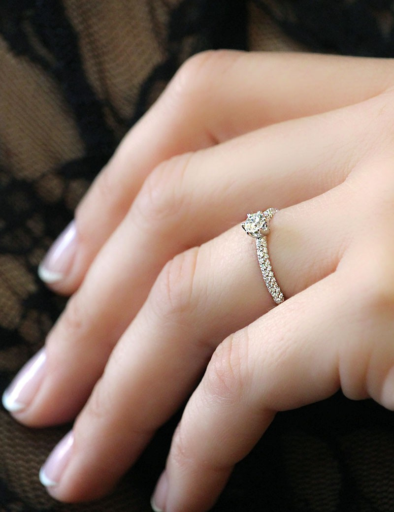 Campanilla: Anillo Solitario de Oro Blanco 18kts con Diamante