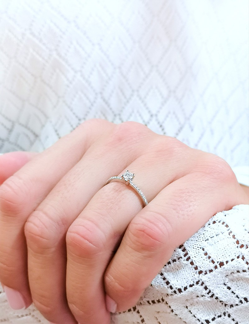 Penelope: Anillo Solitario de Oro Blanco 18kts con Diamante