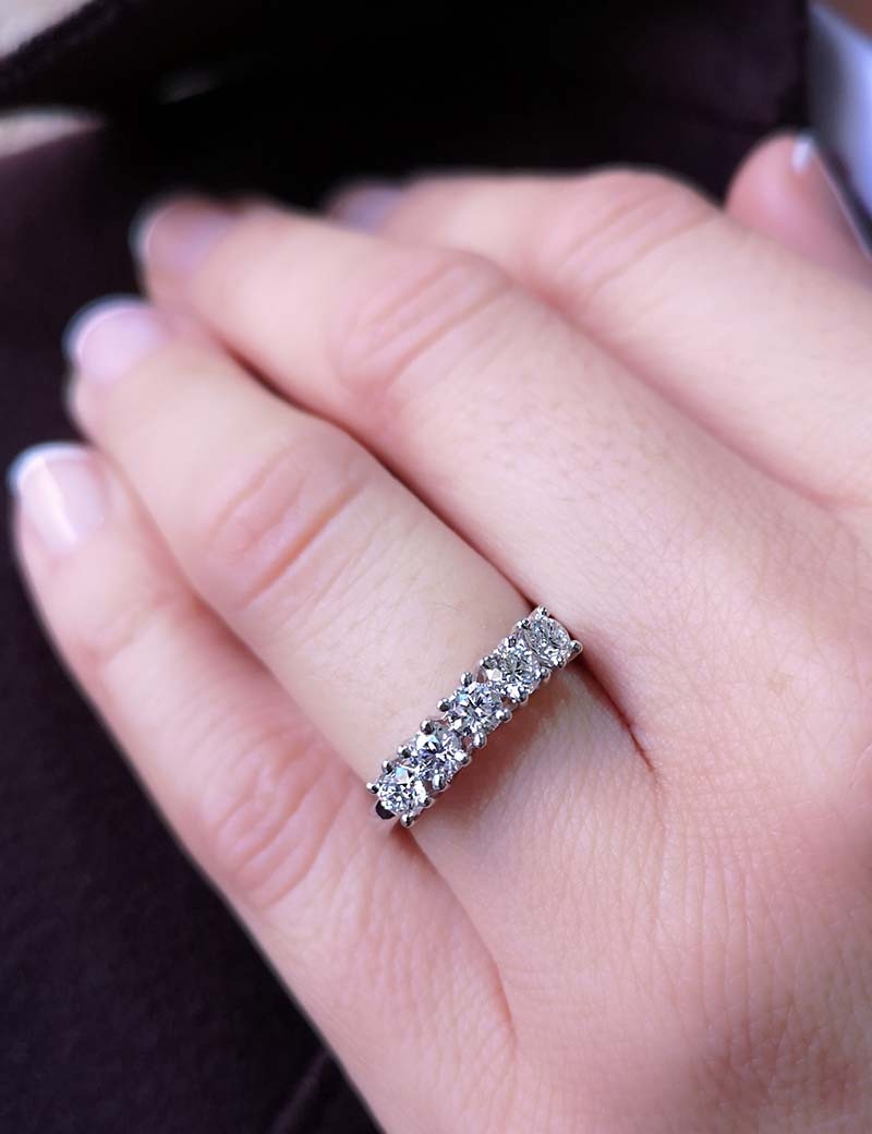 mano de mujer con anillo de 5 diamantes - recomendado como regalo de 25 aniversario