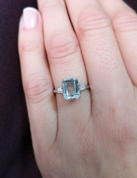 Ankara: Anillo de Aguamarina y Diamantes. Sortija Oro Blanco 18 Kts