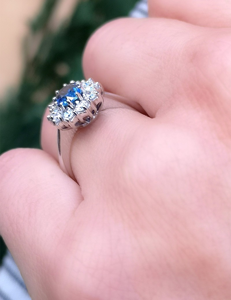 Anillo de Oro 18k Zafiro y Diamantes. Sortija Mujer con Zafiro Azul