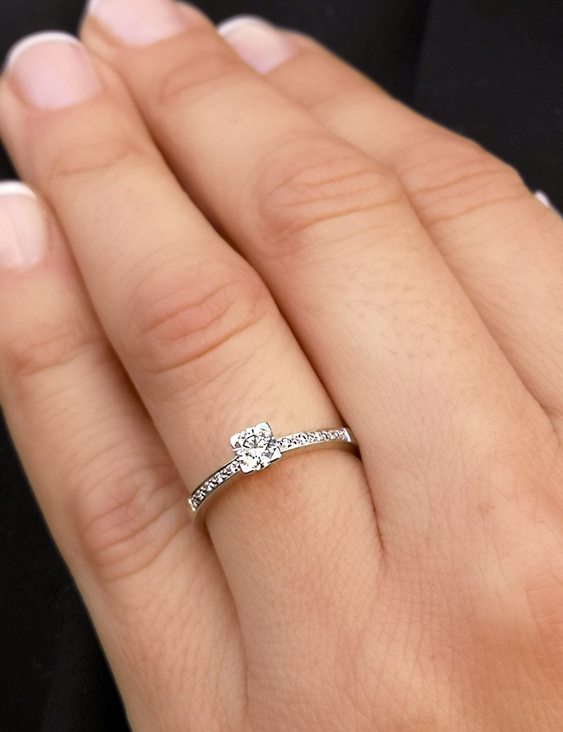 OLIVIA : Anillo Solitario Oro Blanco y Diamantes | Joyería Marga Mira