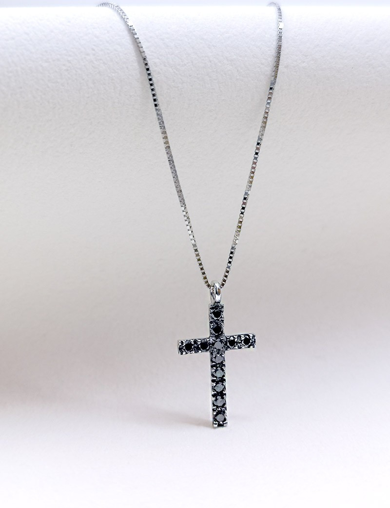 † Divina: Colgante Cruz de Oro y Diamantes Negros | Joyería Marga Mira