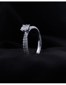 Elsa: Anillo de Compromiso de Diamantes  y Oro Blanco 18k · Marga Mira