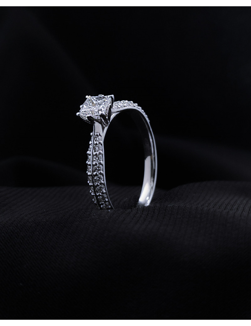 Elsa: Anillo de Compromiso de Diamantes  y Oro Blanco 18k · Marga Mira