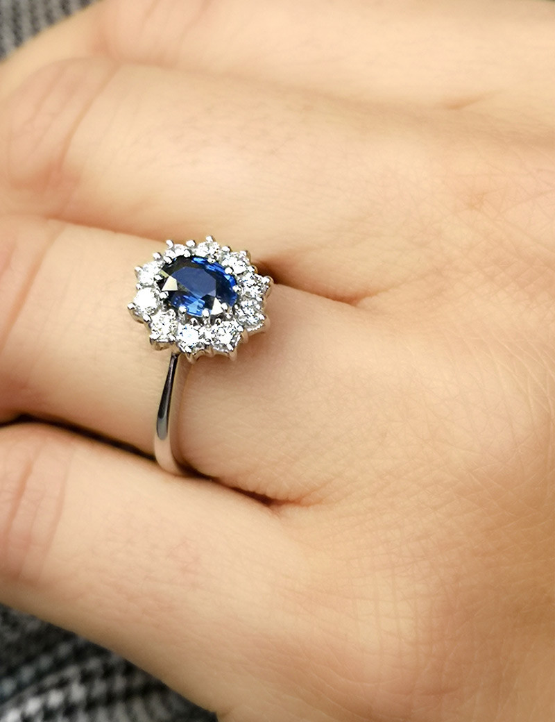 Victoria: Anillo Oro 18k Zafiro Ceylan 1,34 ct y 0,50 cts Diamantes