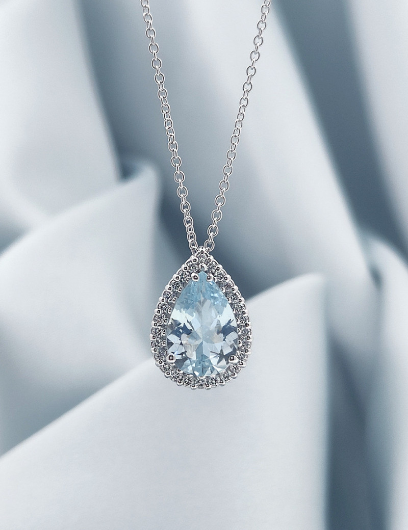 Collar de Aguamarina Lágrima 2,80 ct y Diamantes Orla. Oro Blanco 18k