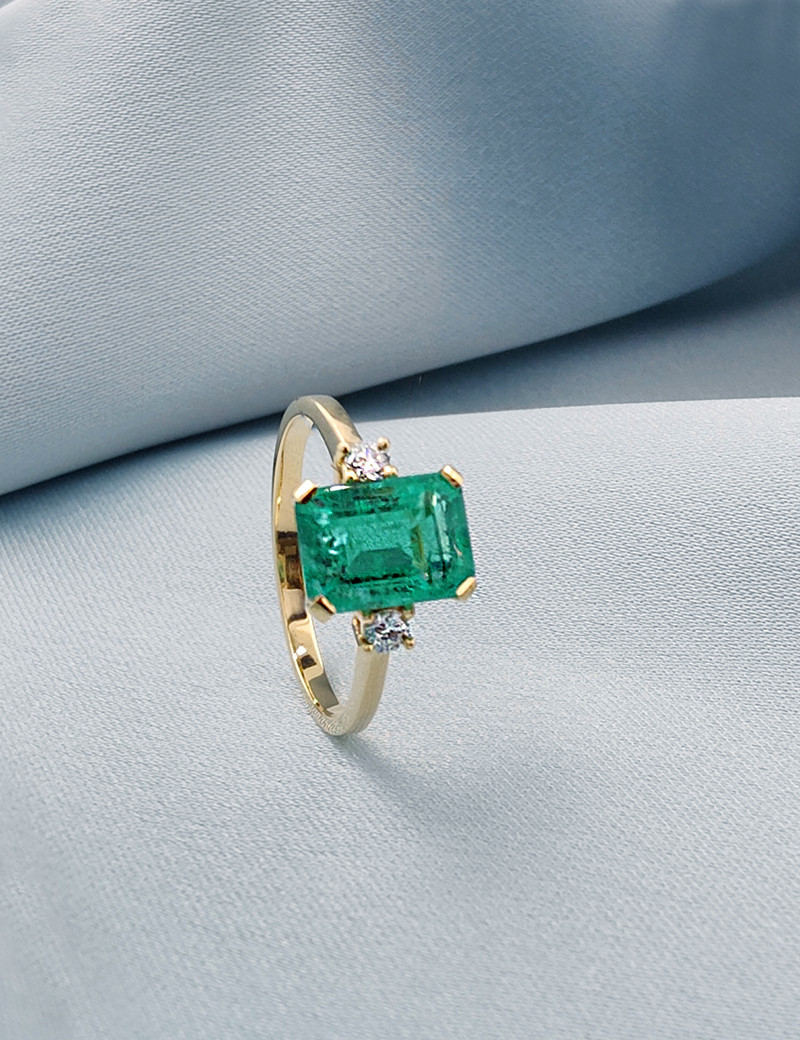 Ankara: Anillo de Esmeralda 2,02 ct 6x9 y dos Diamantes