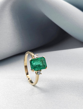 Ankara: Anillo de Esmeralda 2,02 ct 6x9 y dos Diamantes