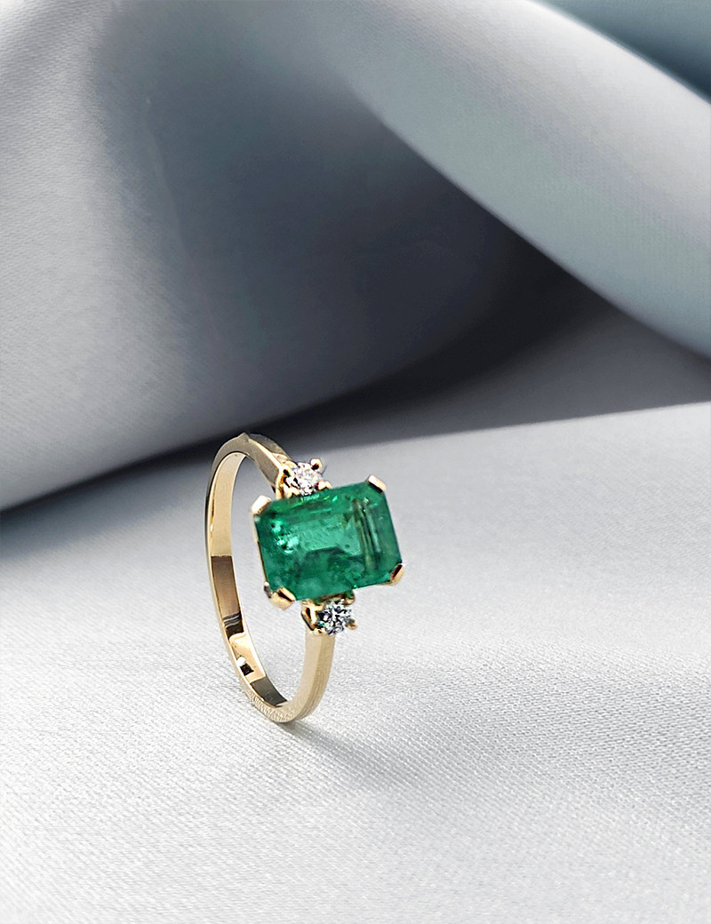 Ankara: Anillo de Esmeralda 2,02 ct 6x9 y dos Diamantes