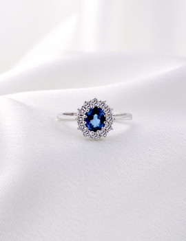 Victoria: Anillo de compromiso con zafiro y diamantes · Marga Mira