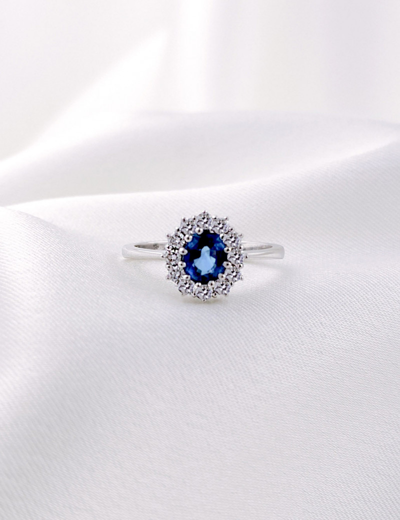 Victoria: Anillo de compromiso con zafiro y diamantes · Marga Mira