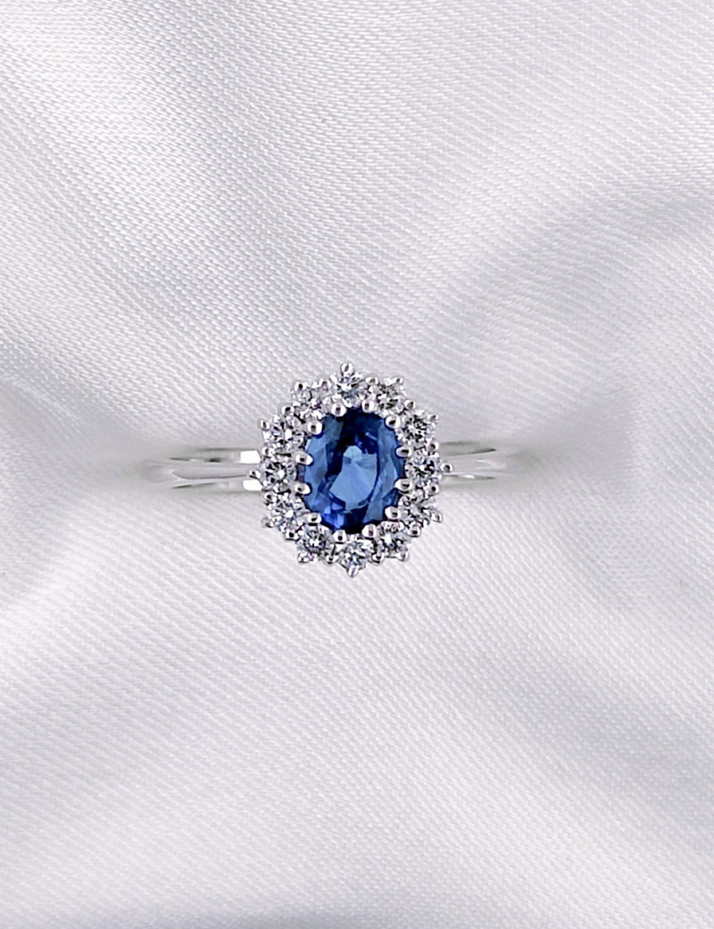 Victoria: Anillo de compromiso con zafiro y diamantes · Marga Mira