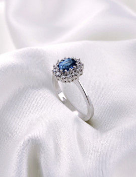 Victoria: Anillo de compromiso con zafiro y diamantes · Marga Mira