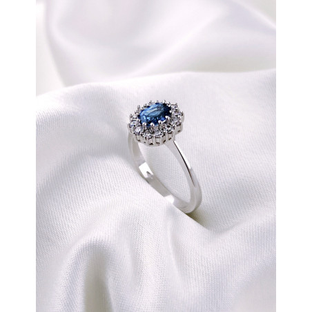 Victoria: Anillo de compromiso con zafiro y diamantes · Marga Mira
