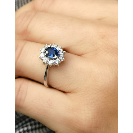 Victoria: Anillo de compromiso con zafiro y diamantes · Marga Mira