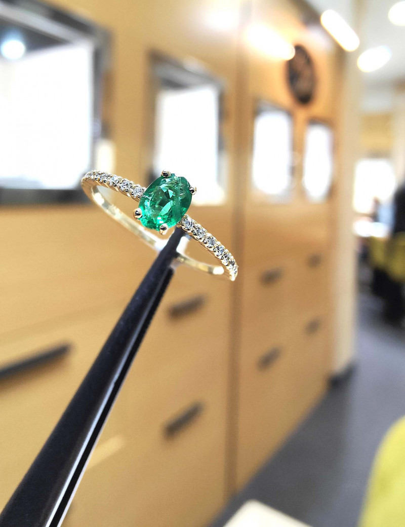 Evelyn: Anillo de Esmeralda y Diamantes en Oro Amarillo 18k
