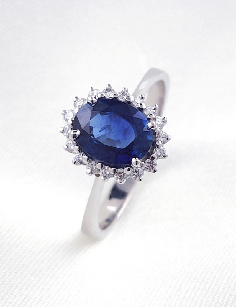Victoria: Anillo de Zafiro Ovalado  8x6 mm Diamantes  0,18 ct E-VS