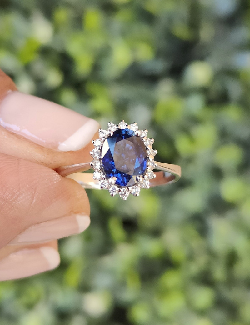 Victoria: Anillo de Zafiro Ovalado  8x6 mm Diamantes  0,18 ct E-VS