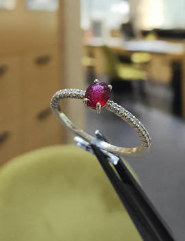 Evelyn: Anillo de Rubí Oval y Diamantes Pavé · Joyería Marga Mira