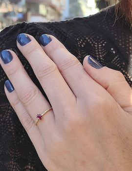 Evelyn: Anillo de Rubí Oval y Diamantes Pavé · Joyería Marga Mira