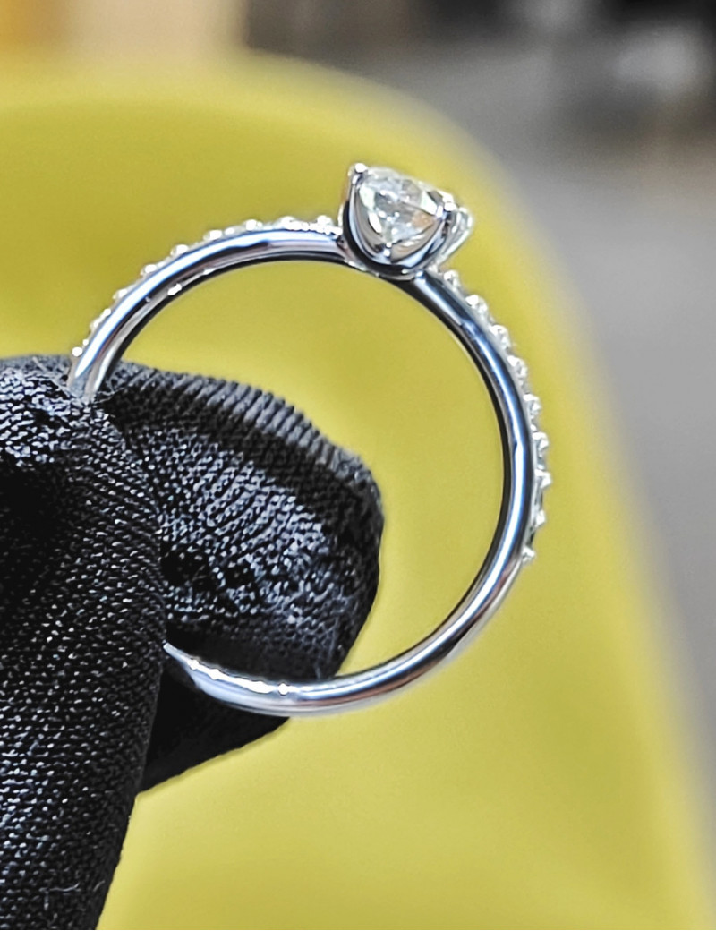 Daisy: Anillo Compromiso de Diamante Solitario GIA en Oro Blanco 18k