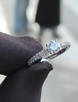 Daisy: Anillo Compromiso de Diamante Solitario GIA en Oro Blanco 18k