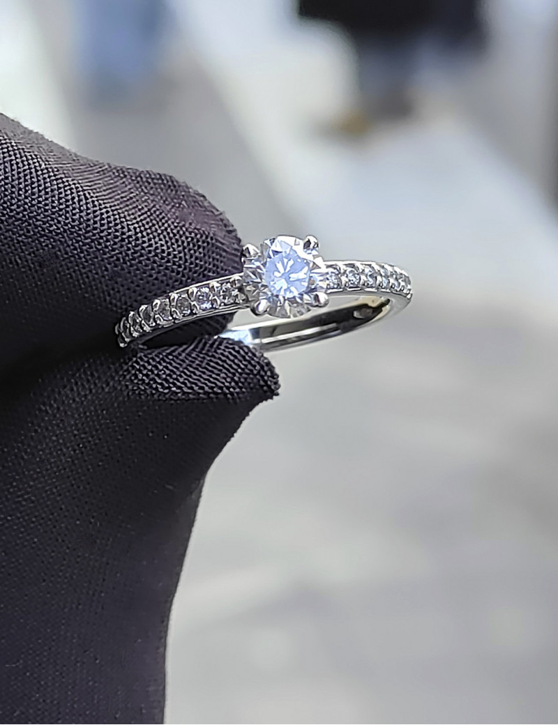 Daisy: Anillo Compromiso de Diamante Solitario GIA en Oro Blanco 18k