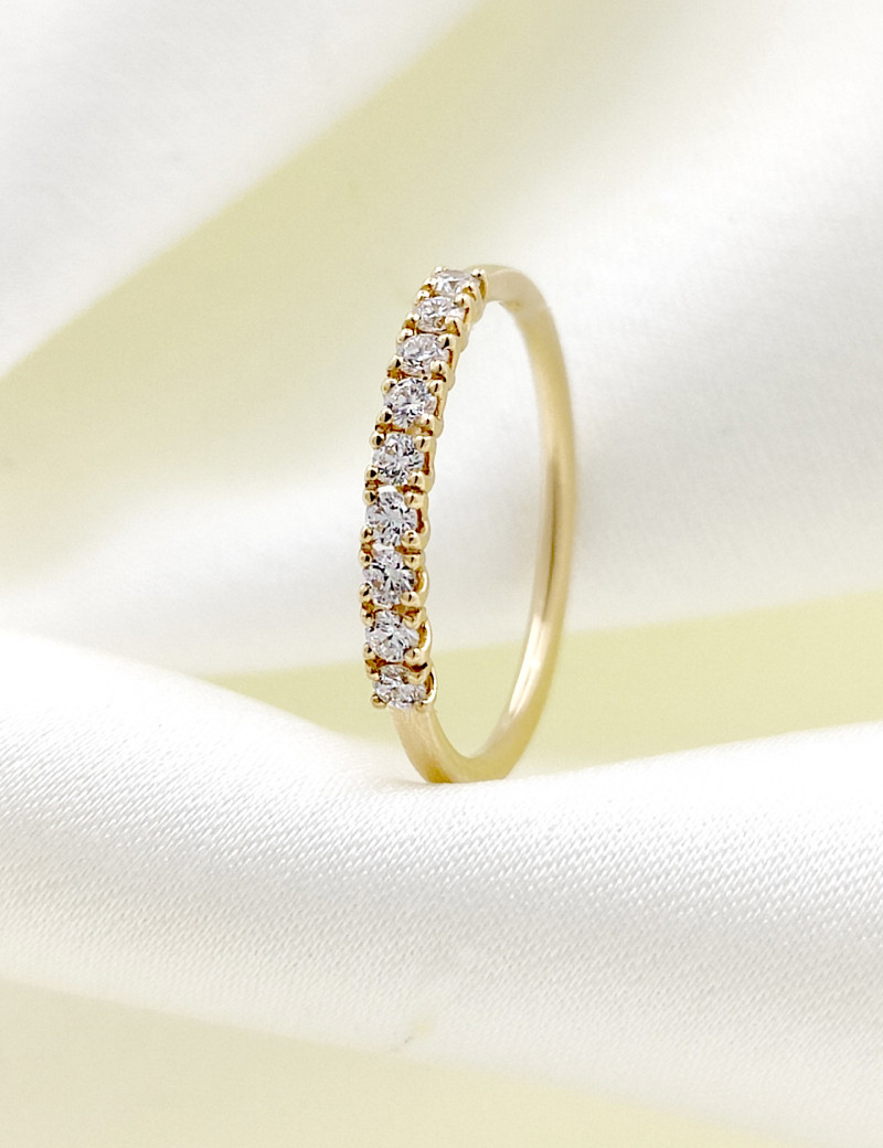 Amelia: Anillo de 9 Diamantes en Oro Blanco 18 Kilates