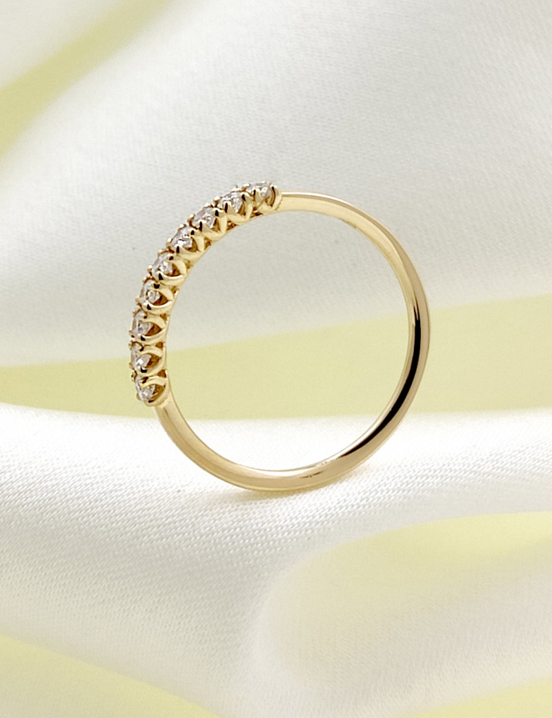 Amelia: Anillo de 9 Diamantes en Oro Blanco 18 Kilates