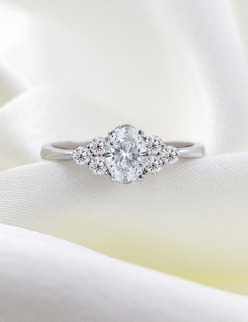 Grace: Anillo de Diamante Oval 6,5 x 4mm y Trío Diamantes Laterales