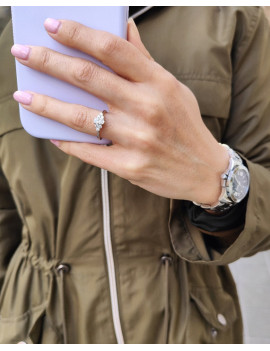 Grace: Anillo de Diamante Oval 6,5 x 4mm y Trío Diamantes Laterales