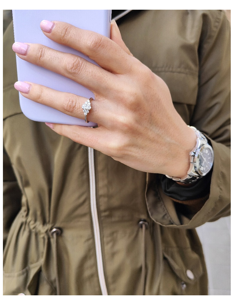 Grace: Anillo de Diamante Oval 6,5 x 4mm y Trío Diamantes Laterales