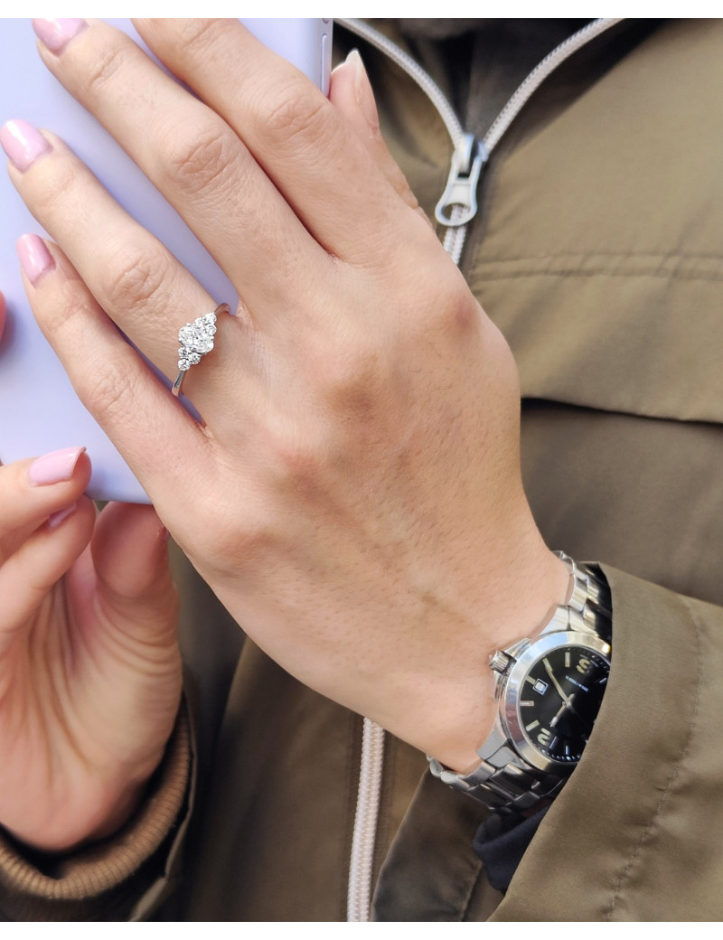 Grace: Anillo de Diamante Oval 6,5 x 4mm y Trío Diamantes Laterales