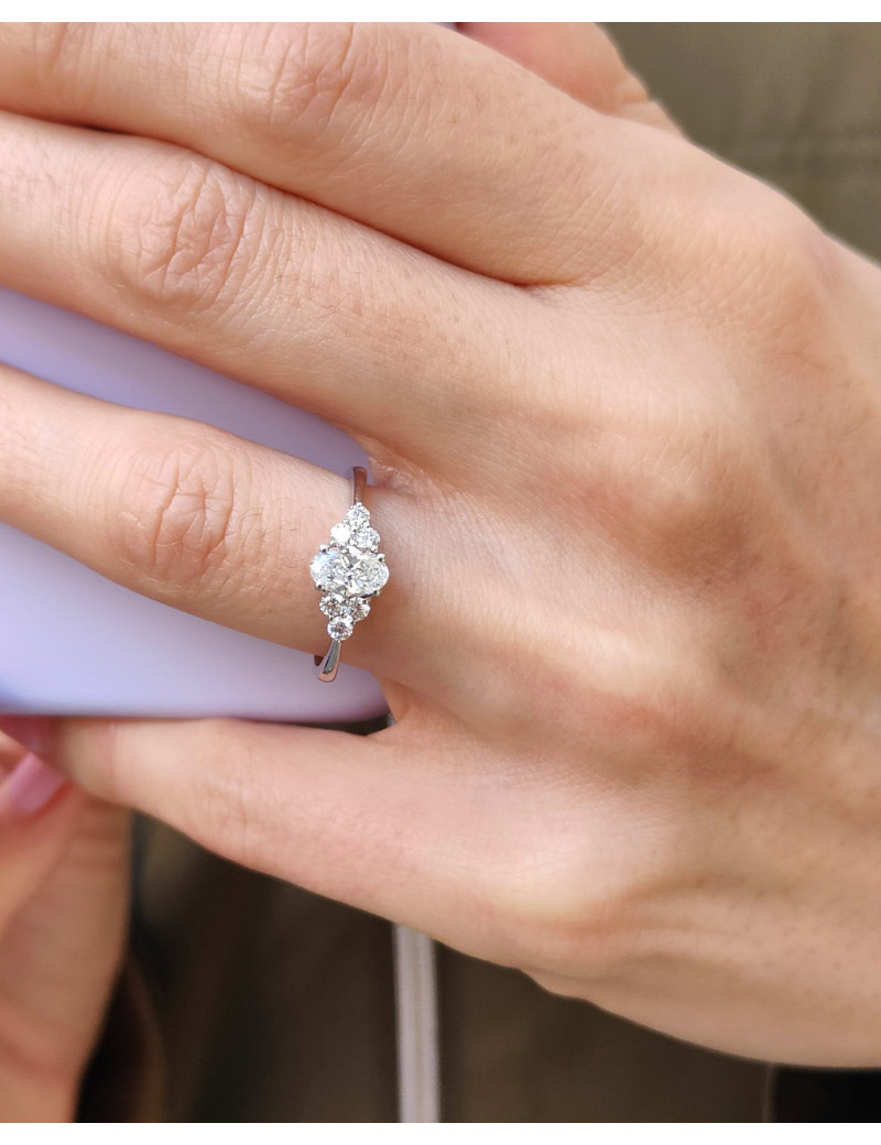 Grace: Anillo de Diamante Oval 6,5 x 4mm y Trío Diamantes Laterales