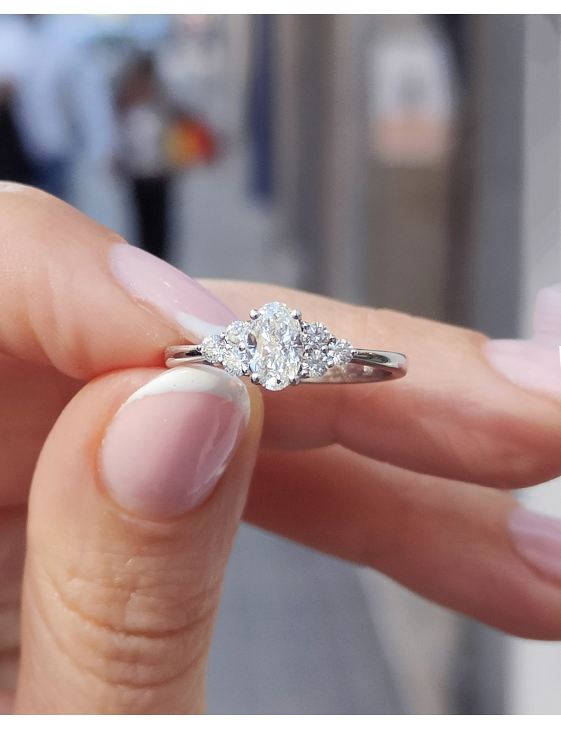 Grace: Anillo de Diamante Oval 6,5 x 4mm y Trío Diamantes Laterales