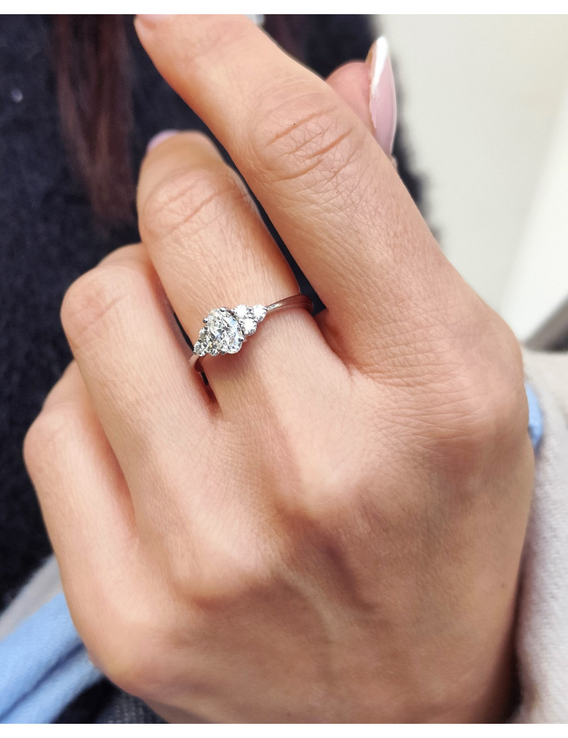 Grace: Anillo de Diamante Oval 6,5 x 4mm y Trío Diamantes Laterales