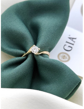 Emma: Anillo Solitario de Diamante en Oro Amarillo 18k · Marga Mira