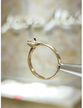 Emma: Anillo Solitario de Diamante en Oro Amarillo 18k · Marga Mira