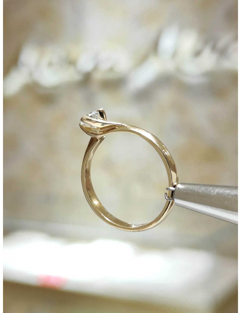 Emma: Anillo Solitario de Diamante en Oro Amarillo 18k · Marga Mira