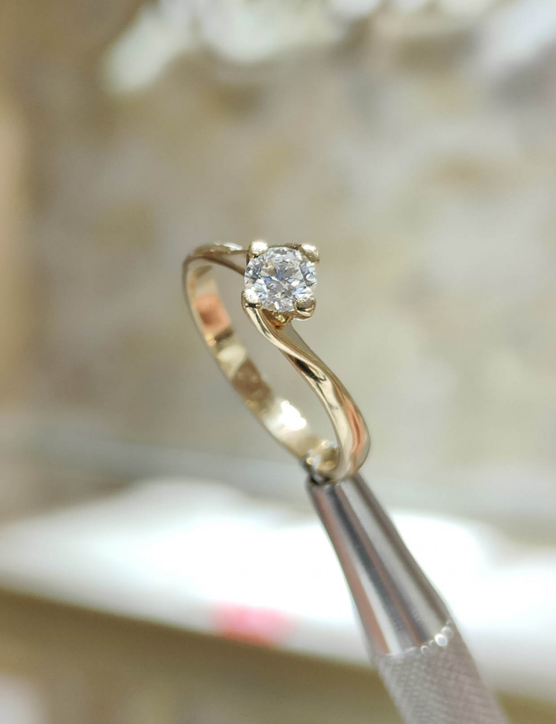 Emma: Anillo Solitario de Diamante en Oro Amarillo 18k · Marga Mira