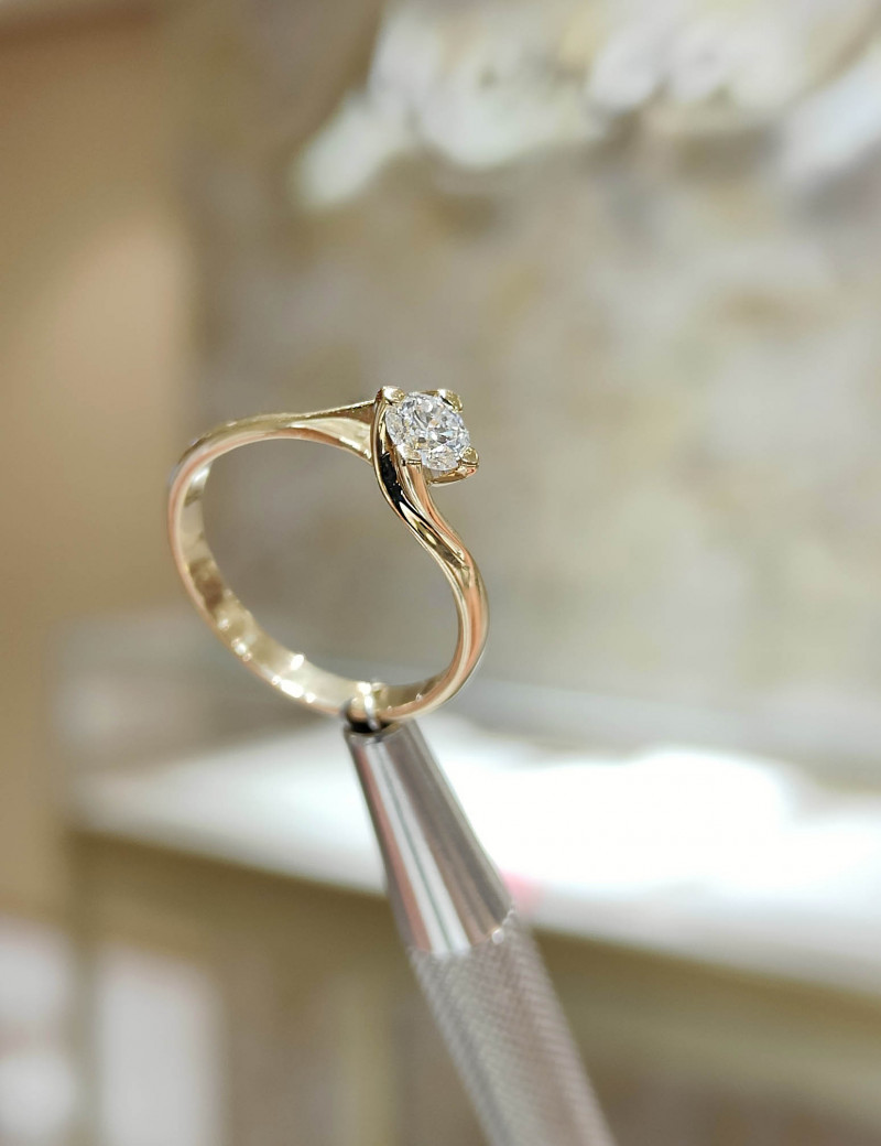 Emma: Anillo Solitario de Diamante en Oro Amarillo 18k · Marga Mira