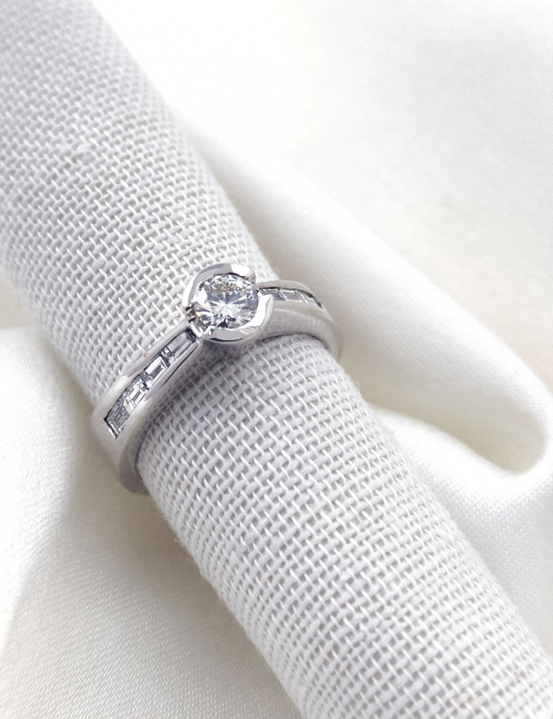 Anillo Solitario de Oro Blanco con Diamantes 0,83kts