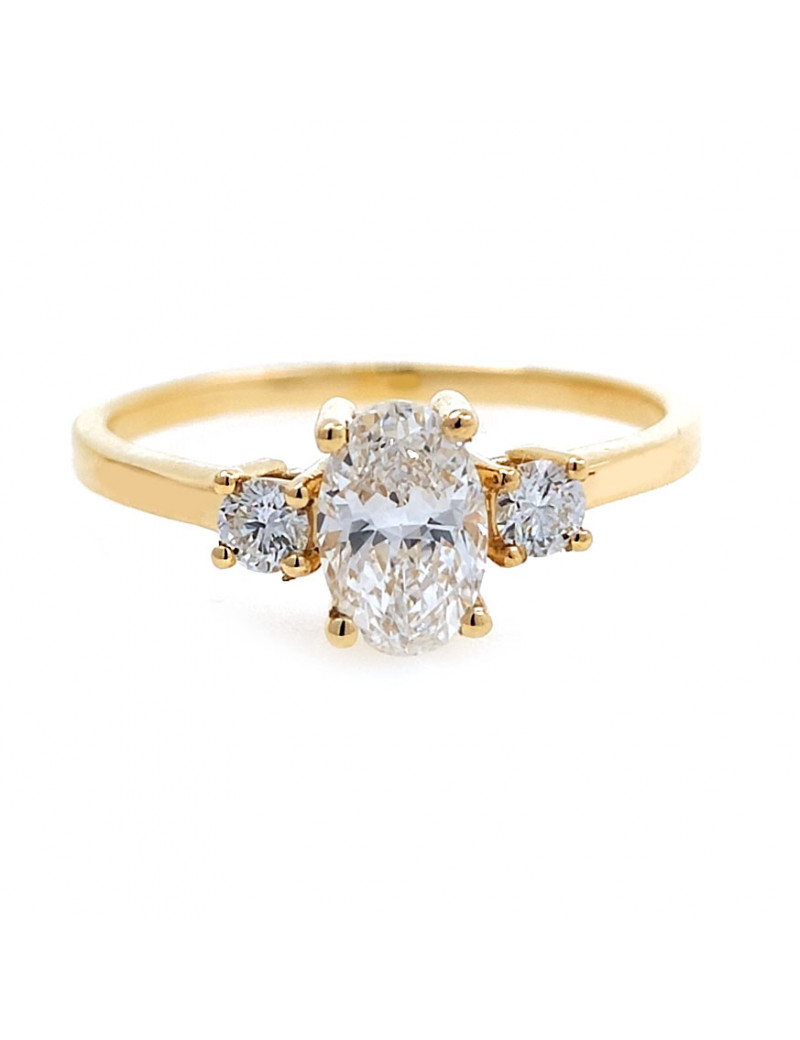 Budapest: Anillo Trilogía Diamante Oval y Brillantes Oro Amarillo 18k