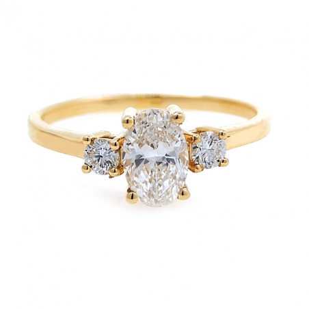 Budapest: Anillo Trilogía Diamante Oval y Brillantes Oro Amarillo 18k