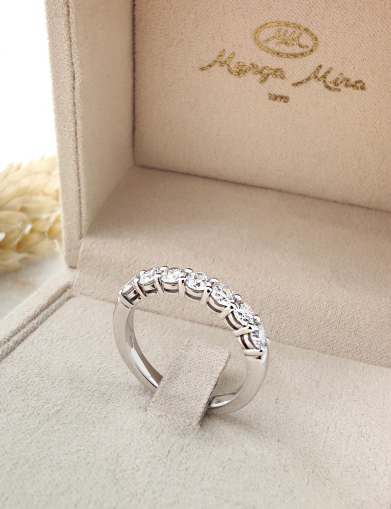 Darya: Anillo de 7 Diamantes en Oro Blanco 18 Kilates