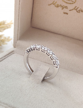 Darya: Anillo de 7 Diamantes en Oro Blanco 18 Kilates