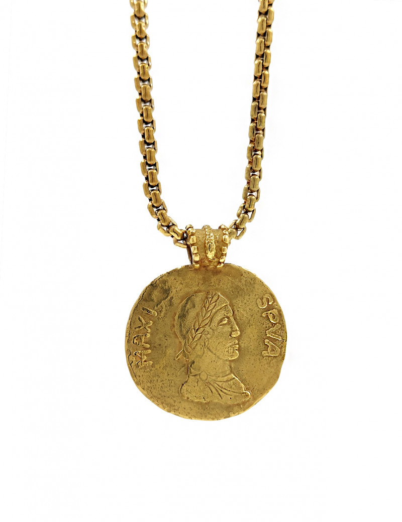 Colgante Moneda Imperial en oro amarillo de 18 quilates, una creación exclusiva de Romo Designs para Joyería Marga Mira